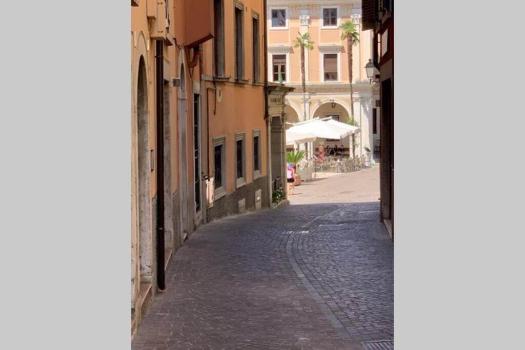 Daisy House: Nice Attic In The Historical Center Salò Buitenkant foto